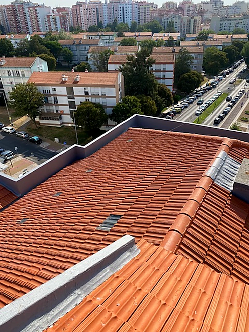 Cobertura em telha cerâmica recuperada pela Consiva, vista de topo