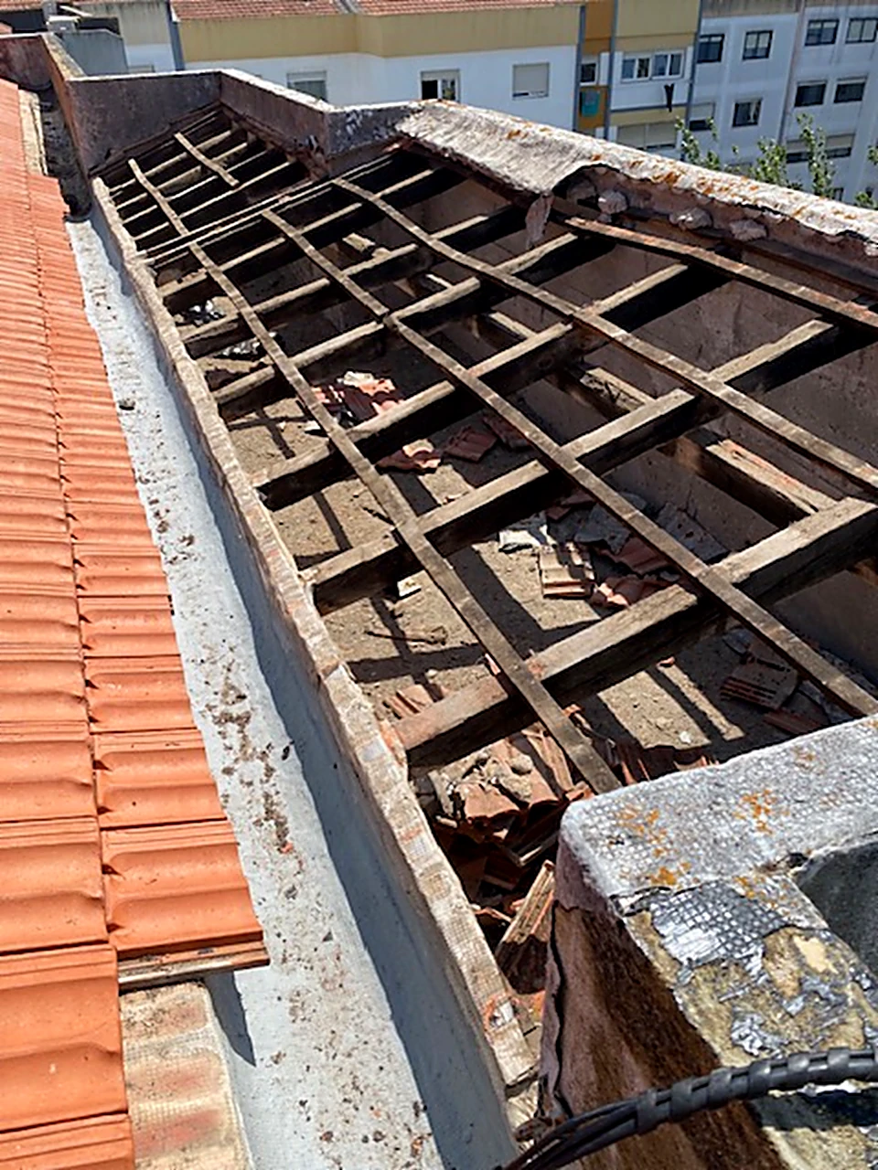 Estrutura de madeira de uma cobertura exposta após remoção da telha